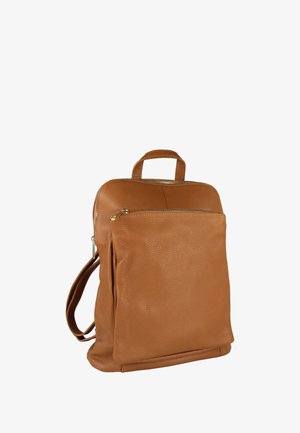 Sac à dos en cuir marron avec une poche zippée à l'avant, une poignée supérieure et des sangles réglables sur fond blanc.