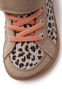 Králičí semišová obuv s leopardím potiskem, s oranžovými tkaničkami, kulatou špičkou a gumovou podrážkou. Ozdobné švy podél okrajů.