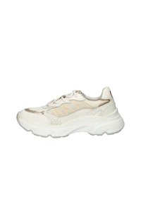 Witte sportieve schoenen hebben een getextureerde bovenkant met slangachtige patronen, een gevoerde zool voor ondersteuning en een vetersluiting.
