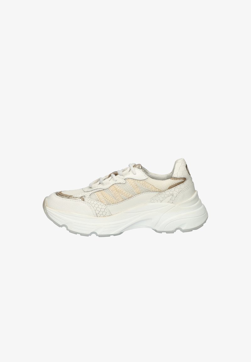 Witte sportieve schoenen hebben een getextureerde bovenkant met slangachtige patronen, een gevoerde zool voor ondersteuning en een vetersluiting.