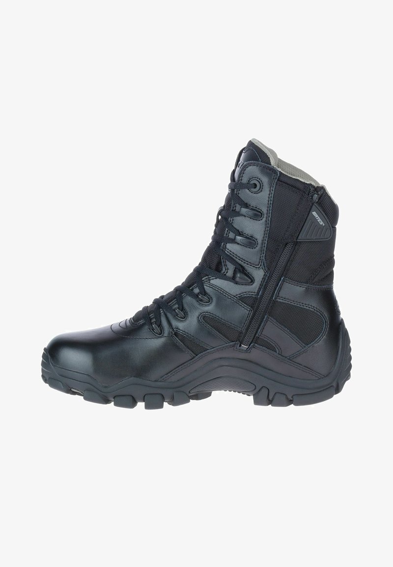 Czarne taktyczne botki z błyszczącej skóry, solidną gumową podeszwą, sznurowanym przodem oraz zamkiem błyskawicznym z boku z akcentami z siateczki.
