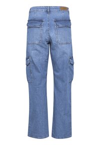 Pantalones cargo de mezclilla azul claro con pierna recta, dos bolsillos traseros y bolsillos laterales. Presenta costuras contrastantes y una superficie ligeramente texturizada.
