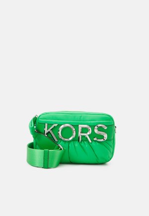 Borsa a tracolla verde trapuntata con logo "KORS" in argento, tracolla regolabile e finitura lucida e elegante. Forma compatta e rettangolare.