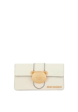 Kremfarvet rektangulær clutch med guldbjørneformet lukning og "RUE MADAM" præget i guld på frontens nederste højre side.