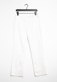 Vita, rakbeniga byxor i ett lättviktigt tyg, med en slät yta och minimalistisk design. Hängande från en svart galge.