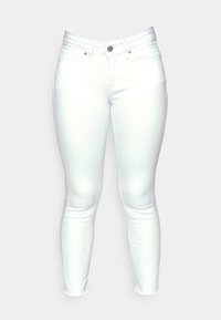 Jeans blancos ajustados de denim, con una cintura alta, cinco bolsillos y un dobladillo deshilachado. Textura suave sin patrones visibles.