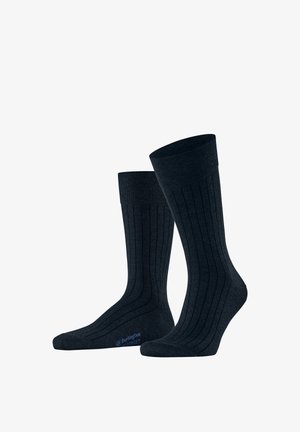 Stel zwarte geribbelde sokken met subtiele verticale strepen en een blauw tekstlogo op de voet bij de teen.