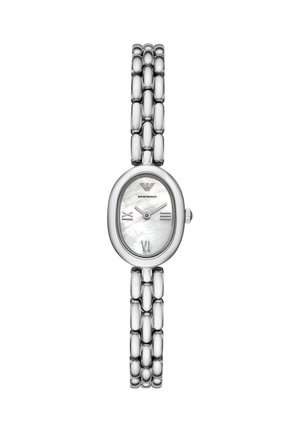 Reloj de pulsera Emporio Armani ovalado plateado con pulsera enlazada, esfera de nácar y números romanos a las 9, 3 y 6 en punto.