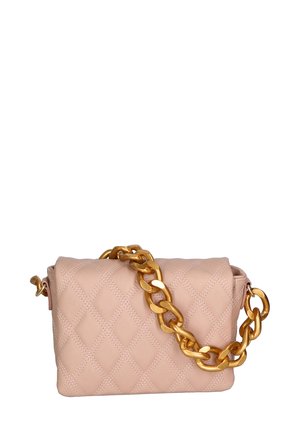 Sac à main quilté rose de forme rectangulaire, doté d'une chaîne en or épaisse et d'un design à rabat. Surface texturée avec des motifs en losange.