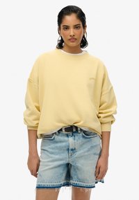ESSENTIAL LOGO CREW - Sudadera - straw yellow