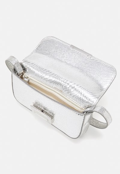 Loeffler Randall STEFANIA BAGUETTE WITH LOCK HARDWARE - Bolso de mano - silver-coloured