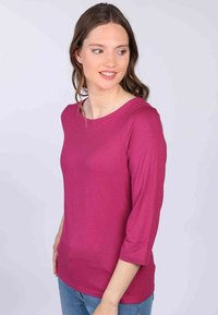Fuchsia Dreiviertelarm-Top mit Rundhalsausschnitt, aus weichem Stoff, mit geradem Schnitt und minimalen Details. Klassisches Design.