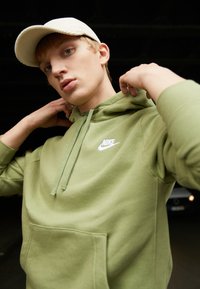 Nike Sportswear SPORTSWEAR CLUB FLEECE - Camisola - alligator/white