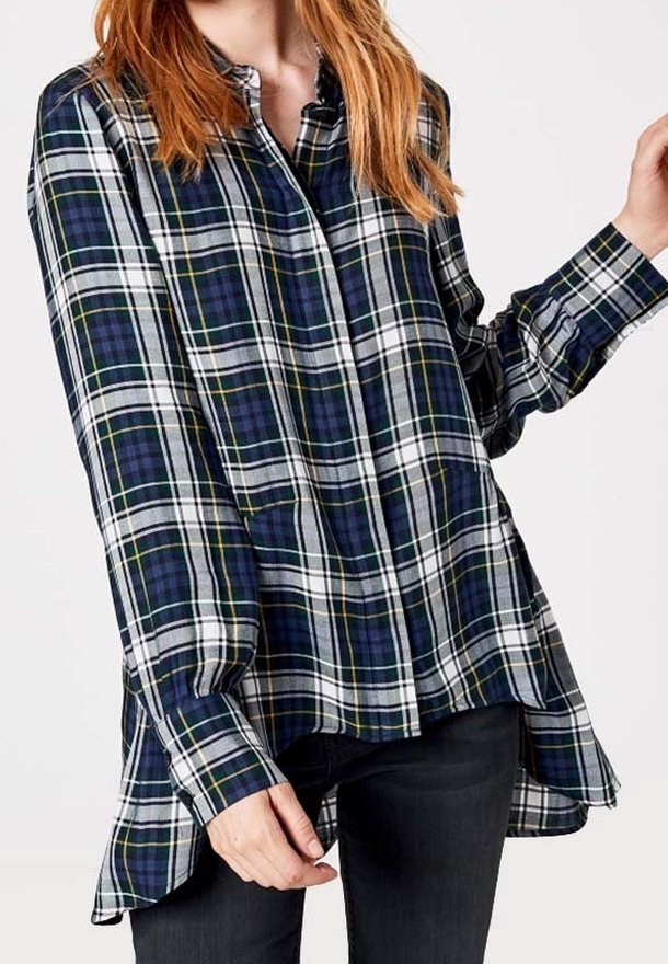 Chemise à motifs carreaux bleu marine et vert avec un ourlet arrondi, des manches longues et une coupe décontractée. En coton avec une texture douce.