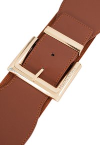 Cintura in pelle marrone con una texture liscia, dotata di una fibbia metallica dorata e dettagli dorati. Include cuciture dettagliate e un marchio.