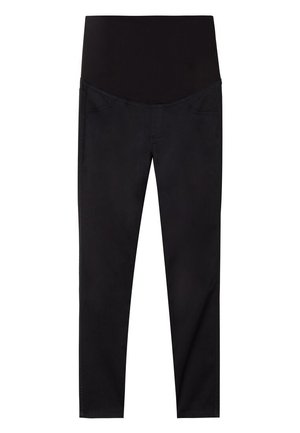 Schwarze Umstandsjeans mit elastischem, hohem Bund und schmalen Beinen, flach auf weißem Hintergrund präsentiert.