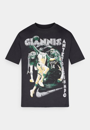 Schwarzes Baumwoll-T-Shirt mit einem Grafikdruck eines Basketballspielers in Aktion, mit grünen und weißen Akzenten und dem fetten Text "GIANNIS ANTETOUNMPO."