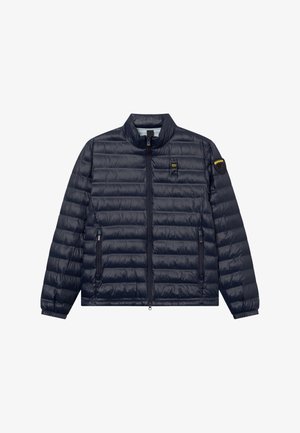 Marineblå quiltet jakke med lynlås foran, to lynlåslommer i siderne, elastiske manchetter og mærkepatches på bryst og øvre ærme.