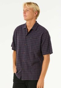 Kurzärmliges Button-up-Hemd in Dunkellila mit kariertem Muster, aus leichtem Stoff, mit spitzem Kragen und Brusttasche.