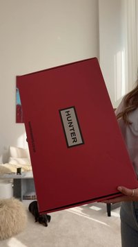 Vörös téglalap alakú doboz, amelynek elején fekete felirat olvasható: "HUNTER". A felület sima és fényes.