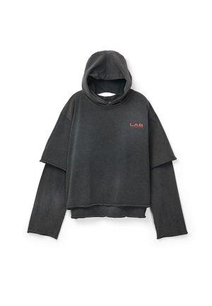 Felpa con cappuccio grigio scuro con maniche lunghe a strati e logo rosso "LAB" sul petto in alto a sinistra, mostrata su uno sfondo bianco.
