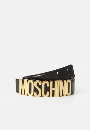 Cinturón de cuero negro con una hebilla brillante en oro que presenta el audaz logo "MOSCHINO". Superficie texturizada con múltiples agujeros de ajuste.