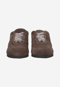 Chaussures en daim marron à enfiler avec une doublure en peluche, dotées d'un bout arrondi et d'une semelle en caoutchouc plate ; design simple sans éléments métalliques visibles.