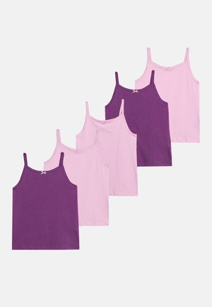 Zestaw sześciu bezrękawników w naprzemiennych jasno różowym i fioletowym kolorze, ułożonych na białym tle w przesuniętym nachodzącym wzorze.