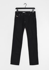 Černé džínové kalhoty slim fit, které mají pět kapes, kontrastní šití a kovový zip. Visí na černém ramínku.