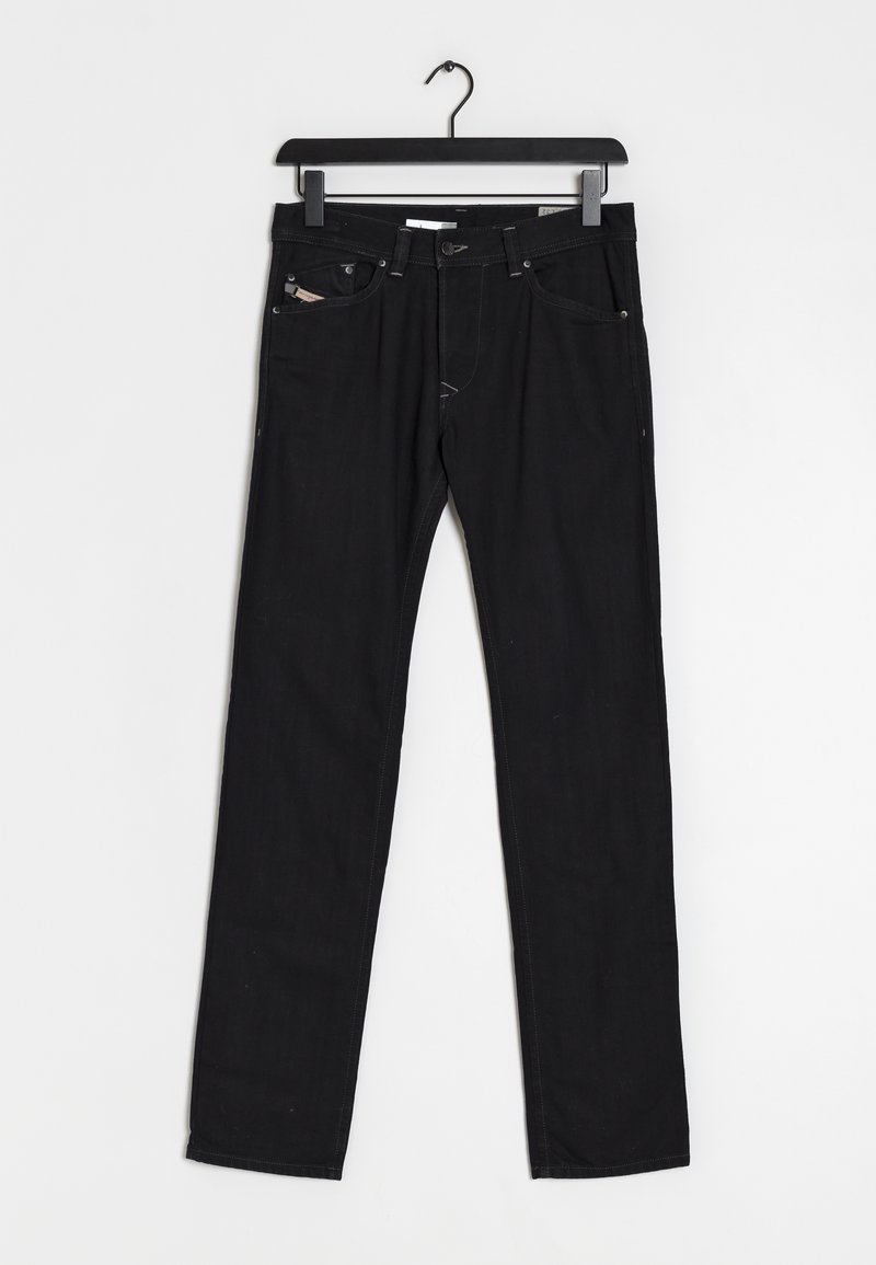 Černé džínové kalhoty slim fit, které mají pět kapes, kontrastní šití a kovový zip. Visí na černém ramínku.