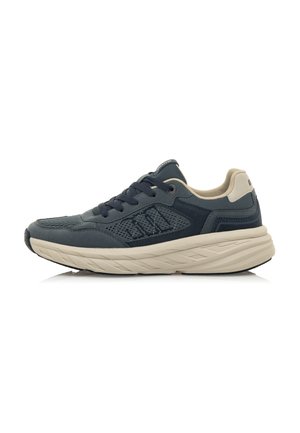 Zapatillas azul marino con detalles de malla y suaves, que cuentan con una suela texturizada y detalles en beige en contraste. Diseño de cordones con una forma curvada.