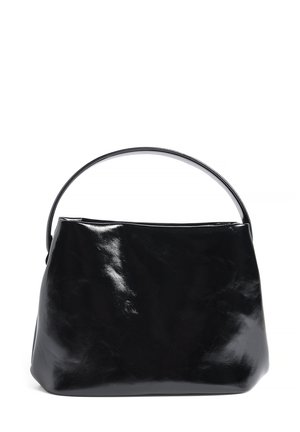 Borsa a mano in pelle nera con finitura lucida, manico arrotondato e una silhouette morbida e sfilata. Nessun abbellimento esterno o motivo.