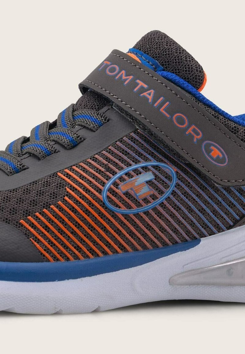 Kinder Sneaker low | TOM TAILOR LICENCE MIT STREIFEN Sneaker low coal/neon orange/dunkelgrau - PQ40355 Kinder Sneaker low | TOM TAILOR LICENCE MIT STREIFEN Sneaker low coal/neon orange/dunkelgrau - PQ40355