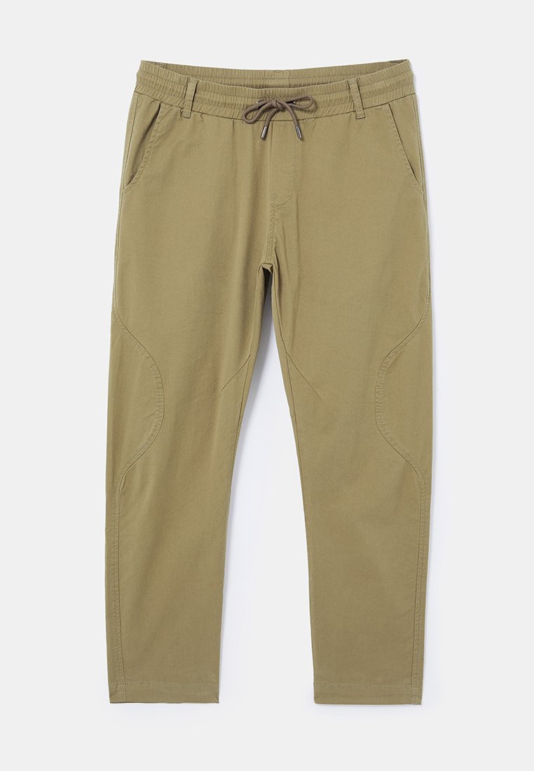 Khakifarbene Hose mit elastischem Bund und Kordelzug, ausgestattet mit Seitentaschen und gebogenen Nahtdetails, aus einem glatten, leichten Stoff.