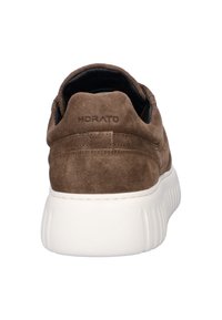 Braune Wildleder-Sneaker mit einer weißen Gummisohle, Rückendetails mit der Marke "Morato" und einer glatten, strukturierten Oberfläche.