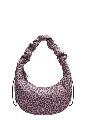 Sac à bandoulière à imprimé léopard violet et noir avec poignée froncée et tirette de fermeture éclair visible d’un côté.