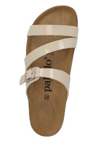 Beige slide sandal med tre glänsande remmar och en metallspänne. Har en formad brun fotbädd med en slät yta.