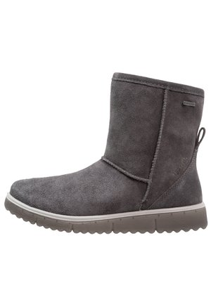 Botte d'hiver grise en suède de hauteur moyenne avec une semelle épaisse en caoutchouc, une languette au talon et une étiquette Gore-Tex sur le dessus.
