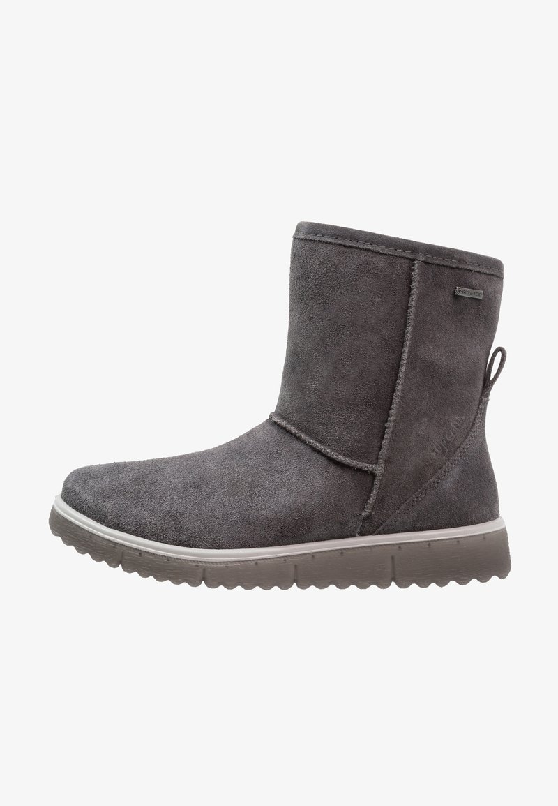 Botte d'hiver grise en suède de hauteur moyenne avec une semelle épaisse en caoutchouc, une languette au talon et une étiquette Gore-Tex sur le dessus.