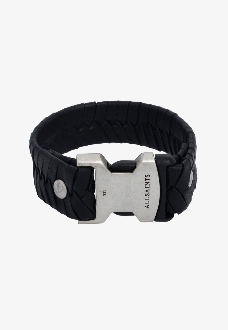 Schwarzes, geflochtenes Lederarmband mit einem metallischen Verschluss, der eine auffällige silberne Oberfläche und eingravierte Markenverzierung aufweist. Strukturglossierte Oberfläche.