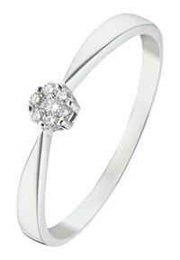 Anello in metallo bianco con una fascia liscia e lucida, caratterizzato da un grappolo rotondo di diamanti scintillanti al centro. Design elegante e minimalista.