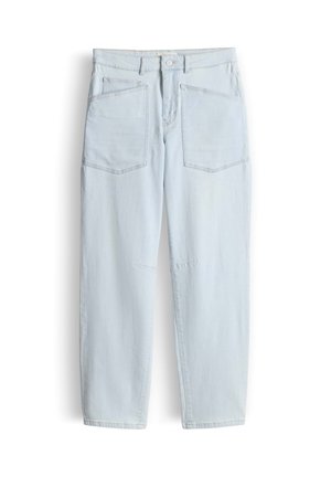 Hellblaue High-Waist-Denim-Jeans mit großen aufgesetzten Fronttaschen und geraden Beinen, flach auf einem weißen Hintergrund liegend.