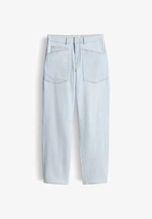 Lichtblauwe high-waist spijkerbroek met grote opgestikte zakken aan de voorkant en rechte pijpen, plat gelegd op een witte achtergrond.