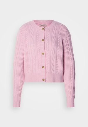 Różowy sweter rozpinany na guziki z dzianiny warkoczowej, o okrągłym dekolcie, złotych guzikach oraz ściągaczach na mankietach i w pasie. Wykonany z miękkiego, teksturowanego materiału.