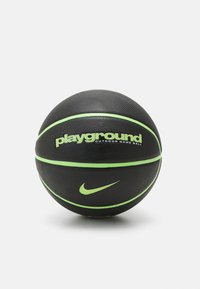 Pallone da basket nero con superficie testurizzata, caratterizzato da accenti verdi e branding. Il design include un'etichetta "playground" ben visibile e il logo Nike.