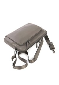 Borsa a tracolla in pelle grigia con due compartimenti con zip, tracolla regolabile, texture liscia e design minimalista.
