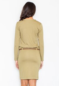 Robe à manches longues en mélange de coton vert olive, silhouette ajustée avec une ceinture marron à la taille, texture lisse, sans motifs ni ornements.