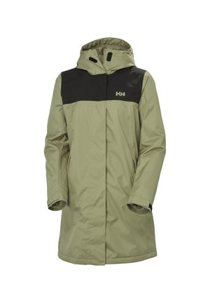 Chaqueta impermeable de color verde claro con una sección superior negra, capucha ajustable, dos bolsillos laterales y un logo en el pecho. Textura suave.
