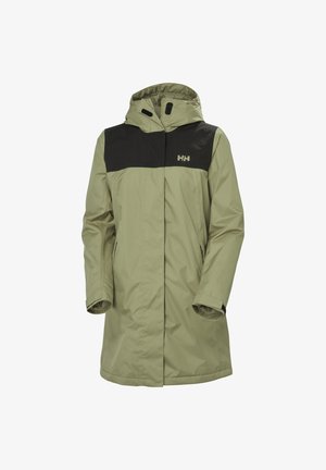 Lichtgroene waterdichte jas met een zwart bovenstuk, verstelbare capuchon, twee zijzakken en een logo op de borst. Glad textuur.