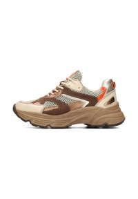 Sneaker sportivo beige e marrone con pannelli in rete, dettagli arancioni e suola testurizzata. Presenta lacci e un colletto imbottito per il comfort.